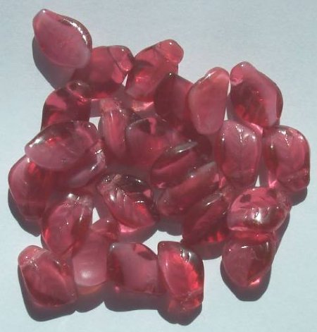 25 14mm Wavy Leaf Raspberry Givre Beads